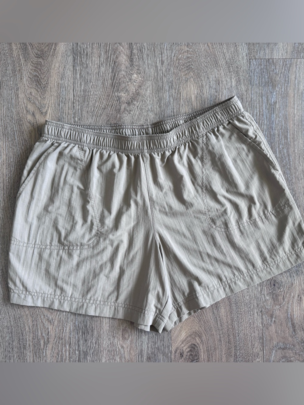 Columbia Women’s Elastic Waist Lightweight Shorts size Large in Tan